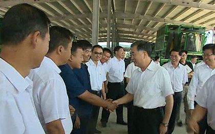 2014年8月時(shí)任國(guó)務(wù)院副總理汪洋同志視察新疆銀豐